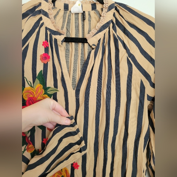 Akemi and Kin Embroidered Top - Picture 6 of 9